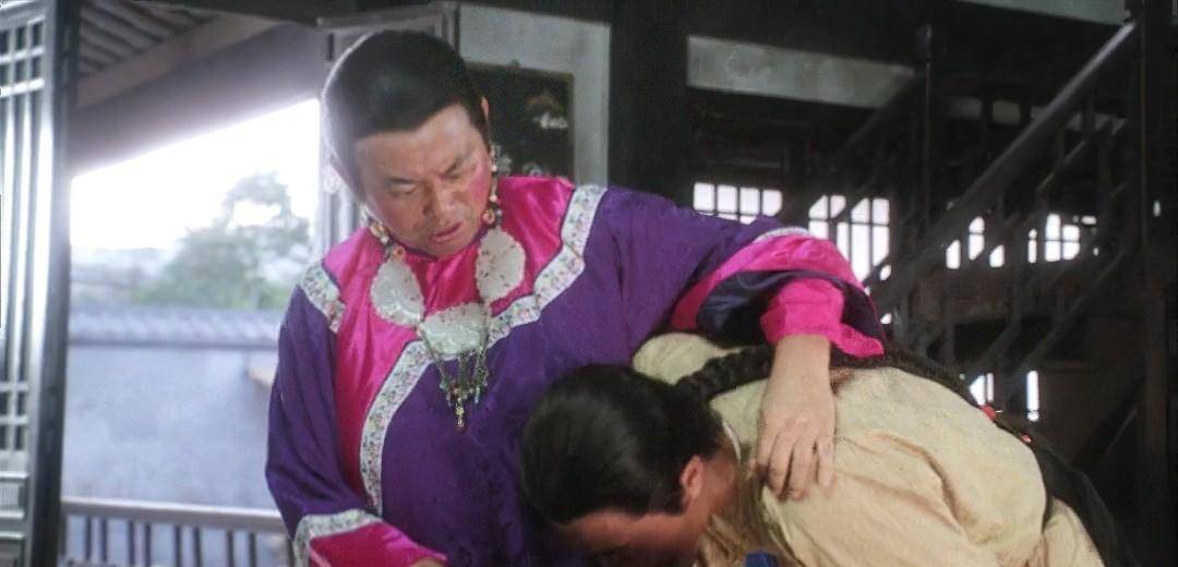 多隆:韦大人(韦小宝看到多隆的女人样,呕个不停),韦大人,你真是男人中