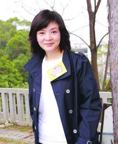 2005年,陈玉莲这段11年的恋情也结束了,后来,蔡美诗激动落泪公开回应
