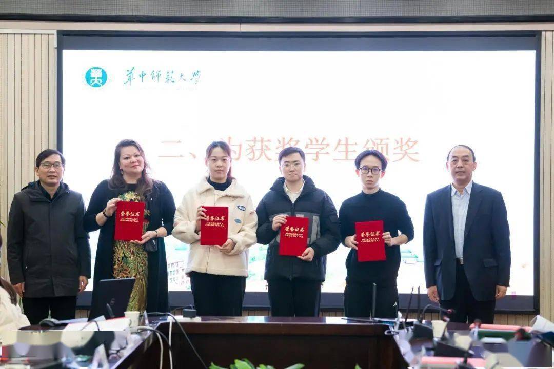 赵凌云代表学校对周洪宇捐资助学,捐资助教的大爱情怀表示敬佩和感谢.