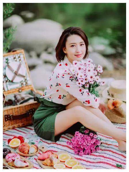 穿蓝色薄纱连衣裙主持,时尚有个性,气场十足_女性_的设计_衣服