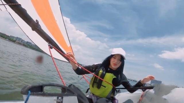 导演太会玩,程潇开帆船落水时,突然关美颜,露出素颜让粉丝汗颜_时候