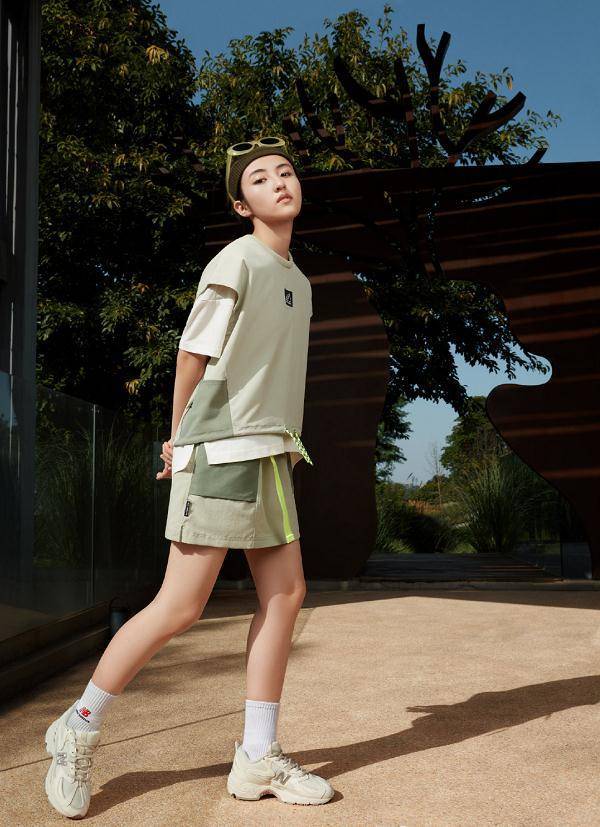 张子枫穿莫兰迪色短裙拍广告,不料却暴露腿型,19岁的她很真实