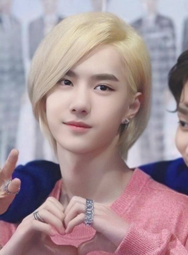 如果之前送回去给猫妈妈的小赵书宇还在,现在可能已经长成一只橘座了.