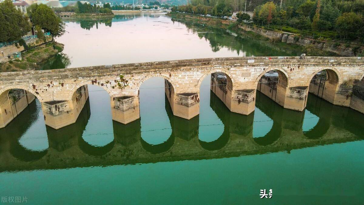 该川字闸建于清道光十六年,是一座多孔石拱桥,横跨于滇池出水口之上