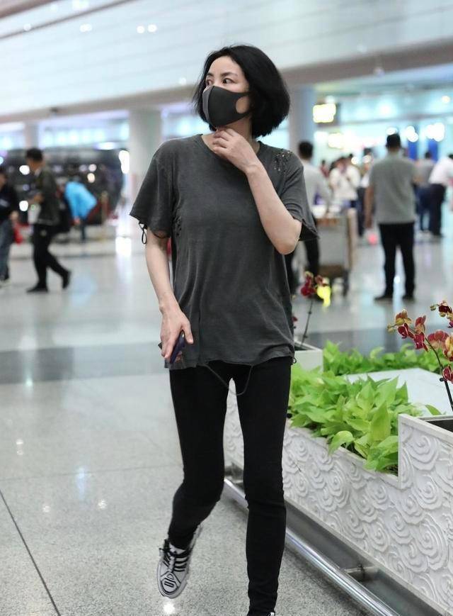 王菲气质好是真的不老,衣服裤子都是"大妈款",却显得好高级_黑色_穿着