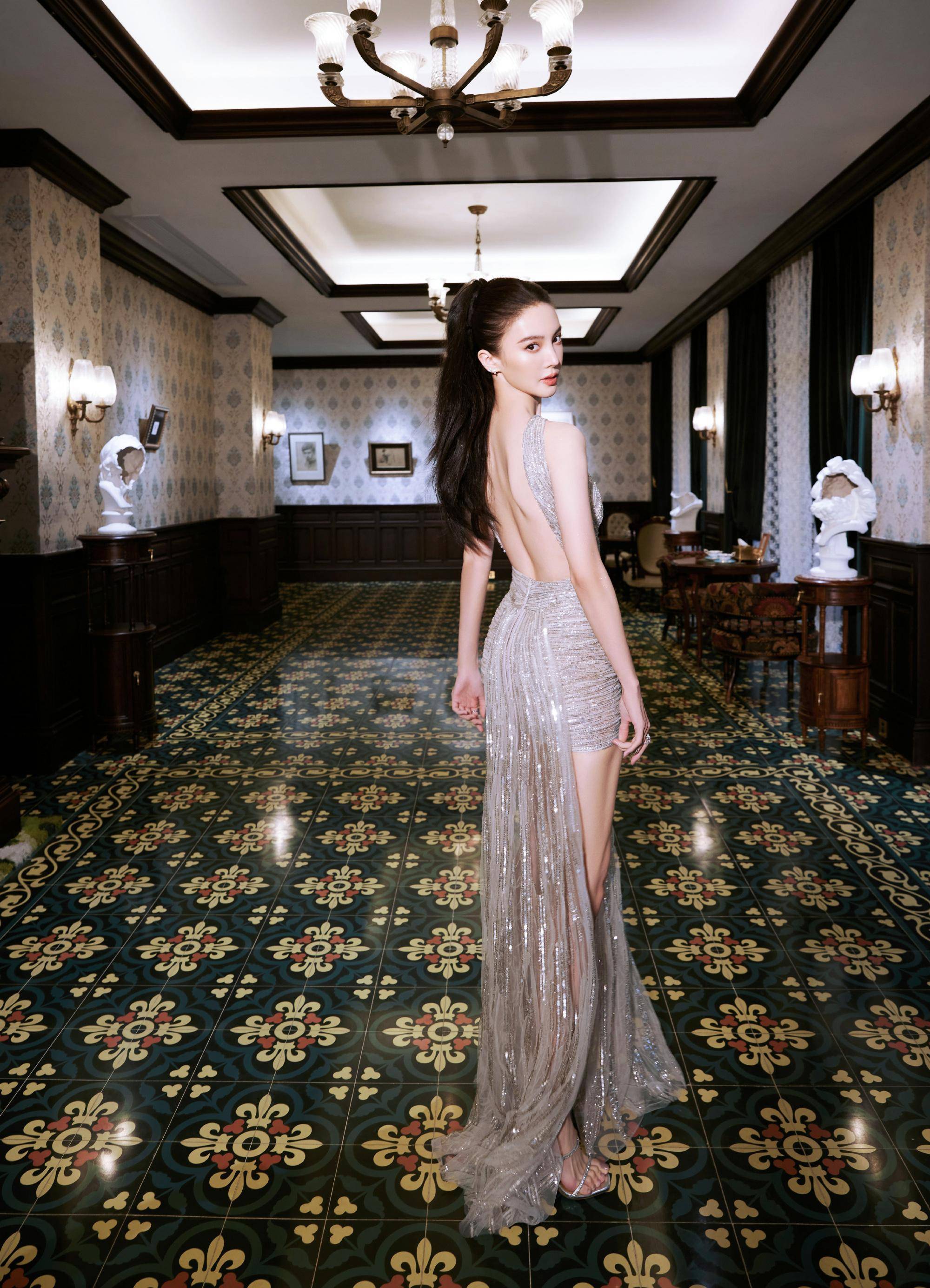 设计师很聪明的是将金晨的头发扎了起来,没有让大露背的设置打空炮.