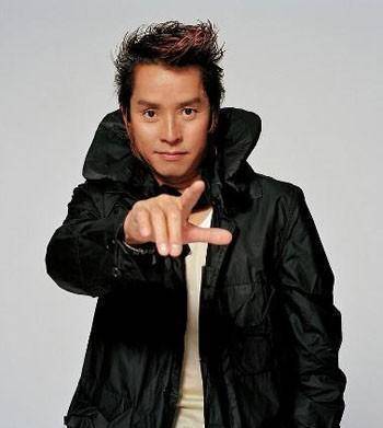 谭咏麟71岁生日:干儿子送酒陪吃饭,亲生子长居国外久未同框_关维麟