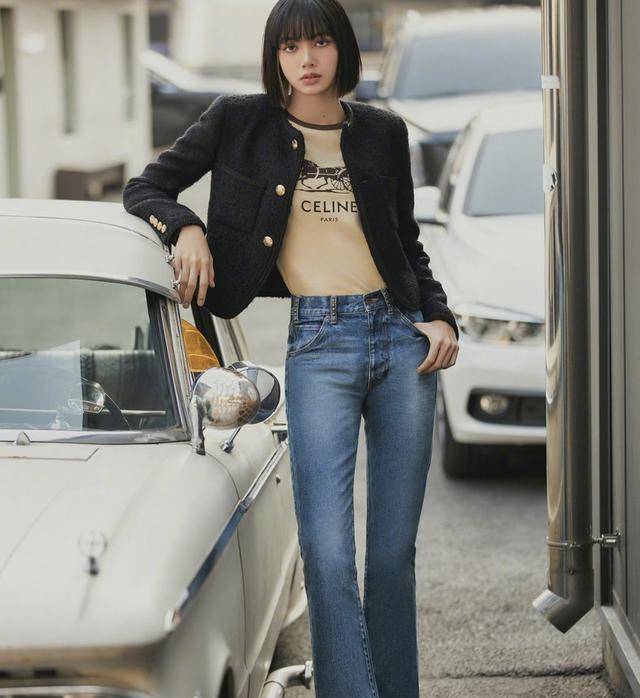 lisa杂志大片太赞:微喇牛仔裤显大长腿,演绎时髦都市复古女孩