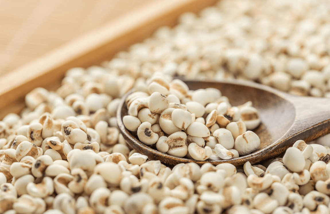 六,薏米薏米是一种美容价值较高的食品,可以作为粮食食用,可熬粥,煲汤