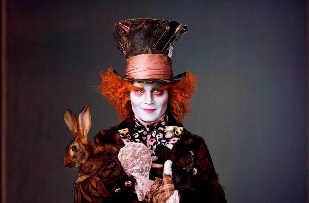 《爱丽丝梦游仙境》中饰"疯帽子"威利·旺卡(约翰尼·德普饰)是一位