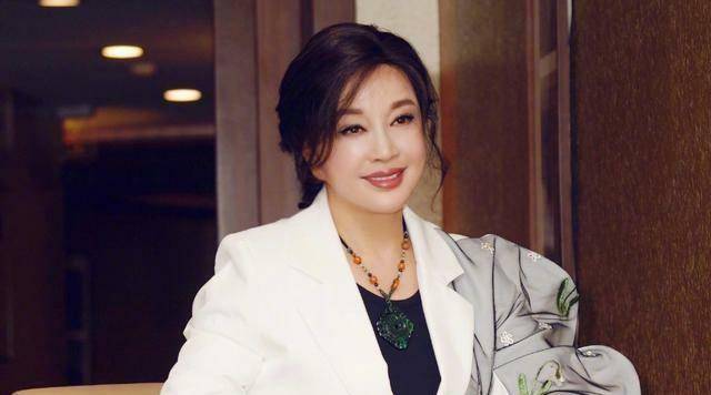 65岁刘晓庆晒豹纹衣照片,皮肤白皙身材好,7年婚姻无子也幸福_王晓玉