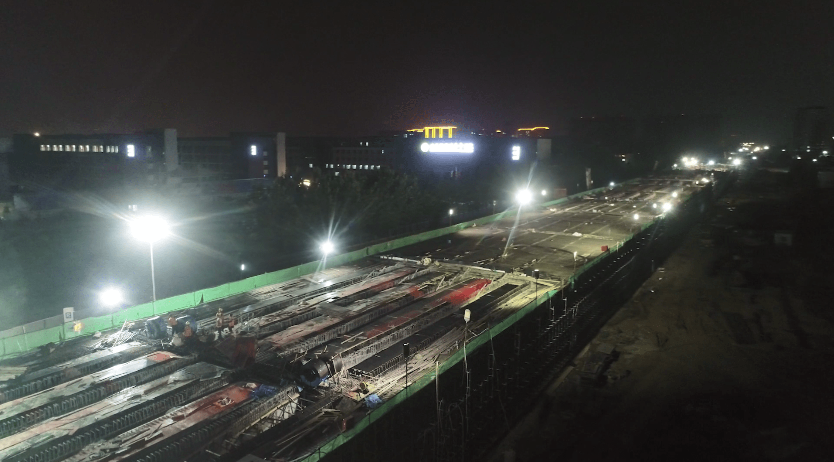 首座橋樑柏長大橋樑板全部架設完成,首座隧道交口隧道順利貫通