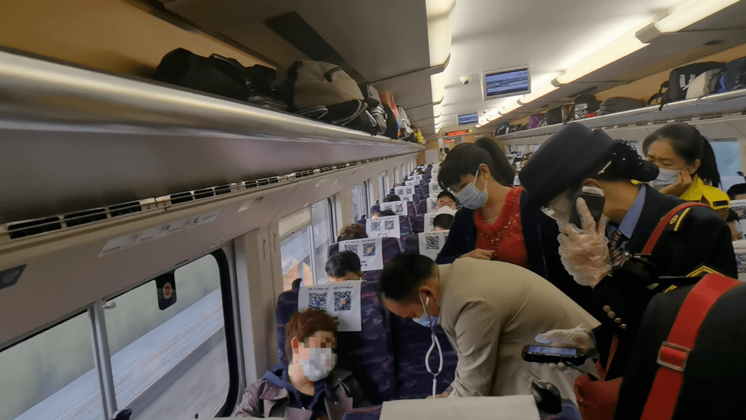 额头渗出冷汗,医生初步诊断胡女士的症状是胃痉挛