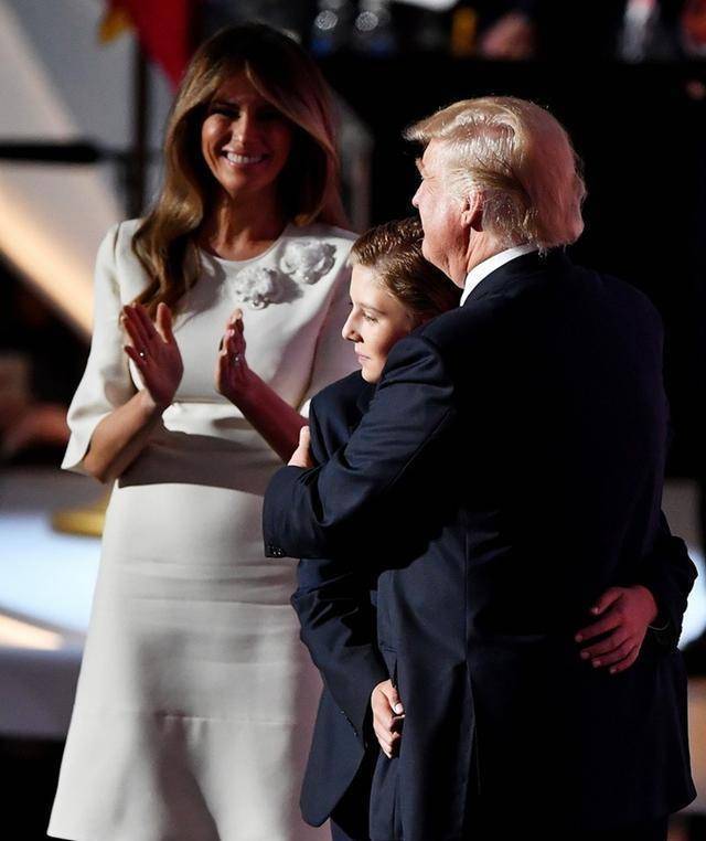 14岁巴伦好可爱,"高冷脸"秒变萌系男友,连梅拉尼娅都看懵了!