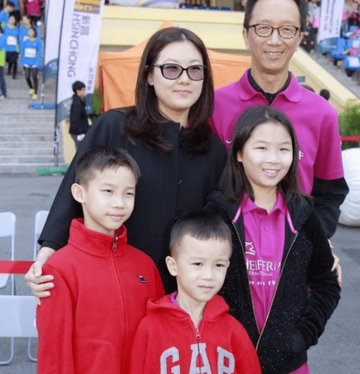 他们本来就是一个幸福的家庭,几乎被伏明霞的经纪人叶静子打破了.