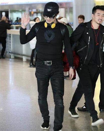 47岁汪峰现身机场照曝光,与以往不同的是汪峰老师这次并没有穿皮裤,一