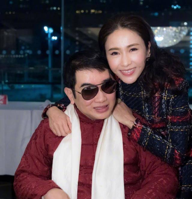 47岁黎姿与63岁老公马廷强外出工作,"妇唱夫随"尽显夫妻恩爱_弟弟