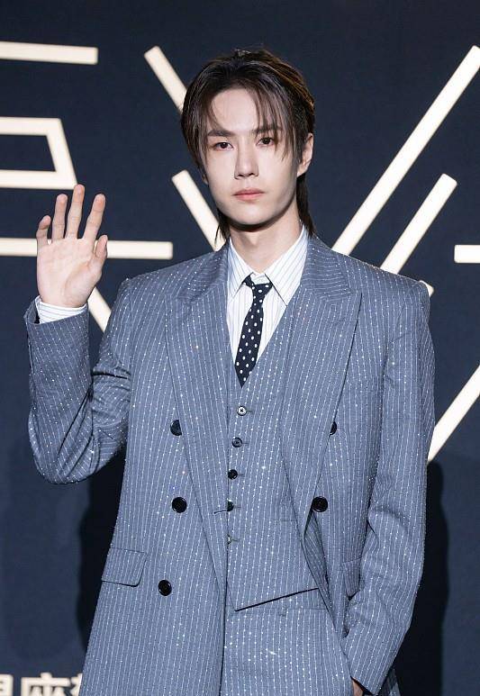 王一博生图都难掩帅气,银线西装配中分发型,儒雅帅气,超靓_黑色_男生