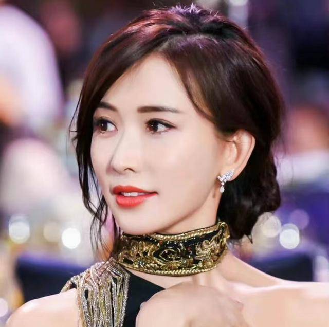 47岁林志玲近照,扎丸子头嘟嘴卖萌,额头两边头发减龄_姐姐_照片_气质