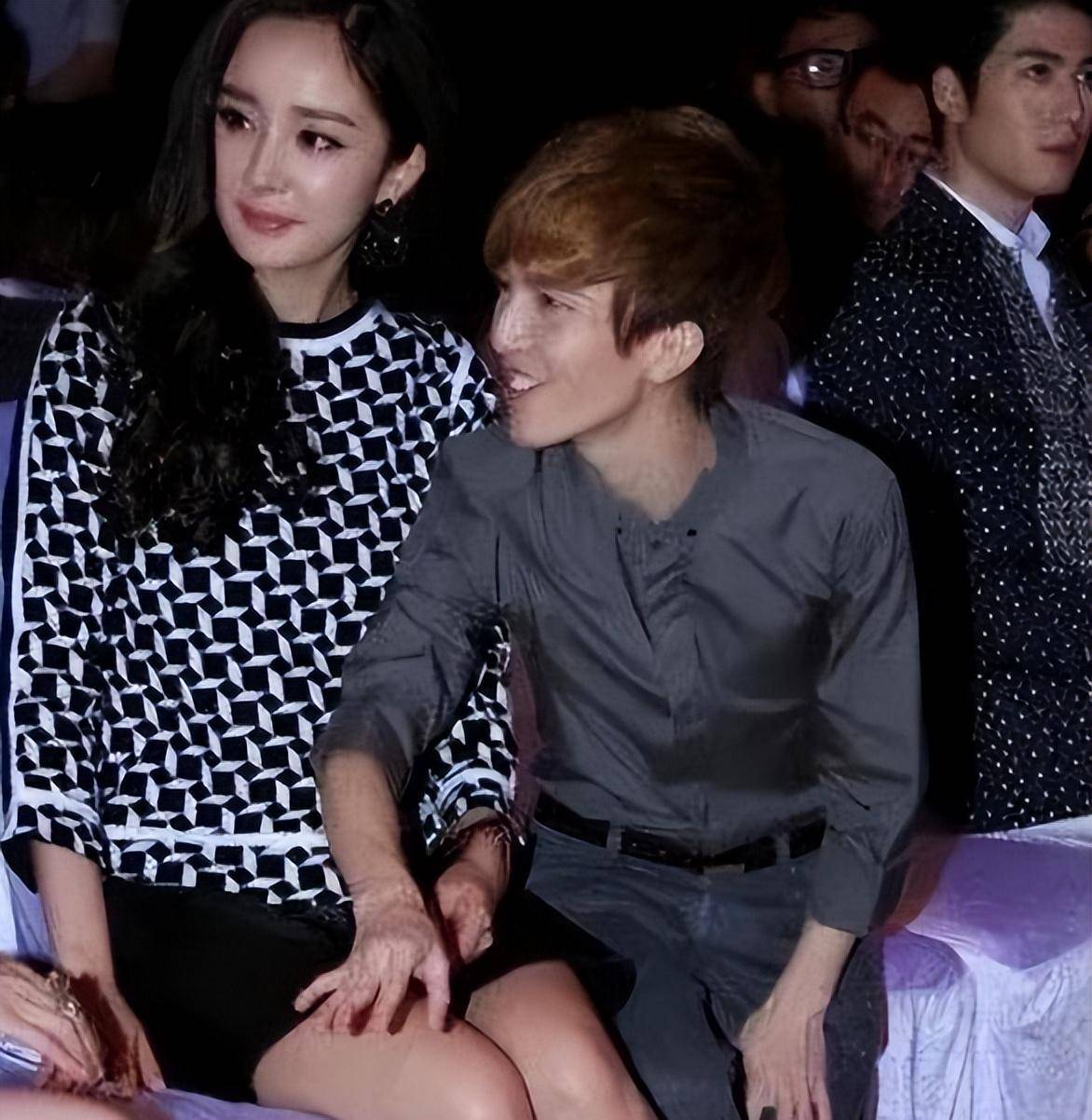 勾肩搂腰很亲密,一双大长腿直怼男方腋窝_身高_身材_爱的