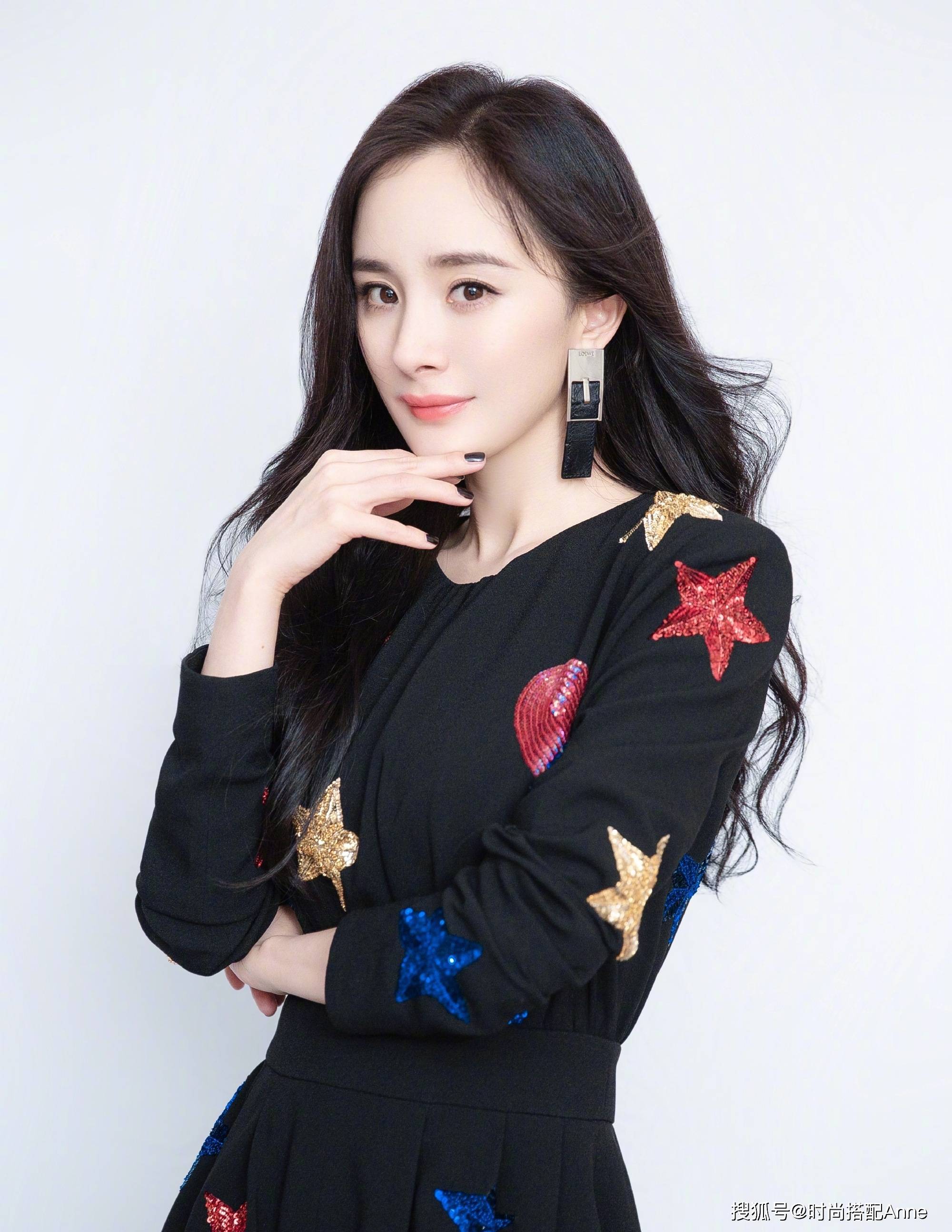 杨幂不愧是时尚女王,短裙搭配丝袜俏皮还很性感,大长腿藏都藏不住