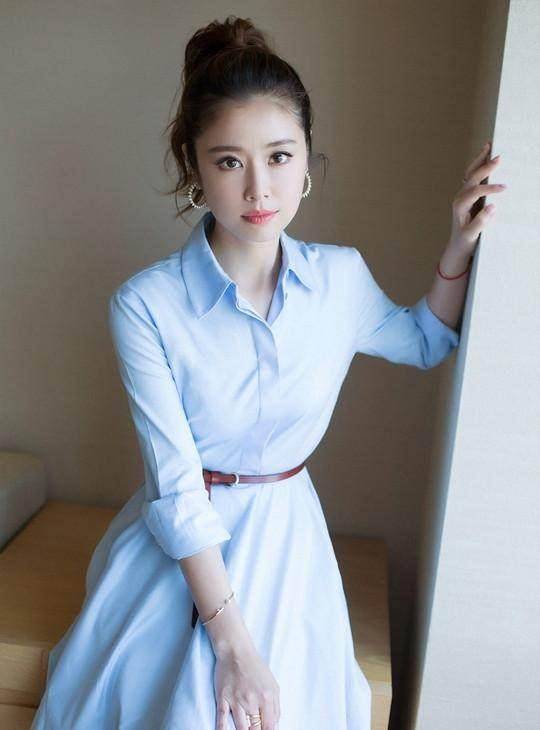 42岁的林心如一件衬衫裙穿搭,显小20岁,网友:她的马尾辫更漂亮_保养