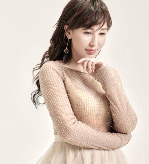 19岁与男友私奔,住地下室婚连生三胎,今丈夫用7部