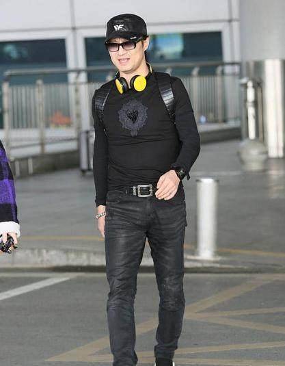 47岁汪峰现身机场照曝光,与以往不同的是汪峰老师这次并没有穿皮裤,一