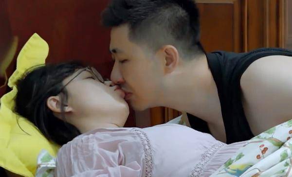 李艾自曝和老公一直分房睡,张徐宁临睡前的小动作暴露出夫妻关系_孩子