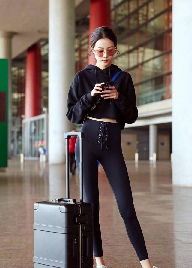 原创 李溪芮体重只有84斤,大晒私服造型,穿羽绒服都遮不住大长腿!