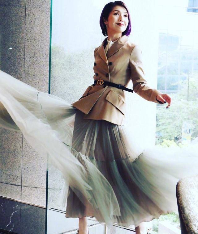 45岁杨千嬅一袭黑色礼服裙好气质,纱裙短发依旧少女感十足_造型_衬衫