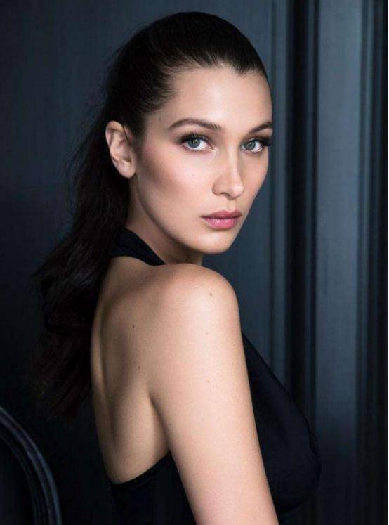 "臭脸超模"贝拉,一身皮衣皮裤皮包a到爆,气场强大的不像24岁_hadid