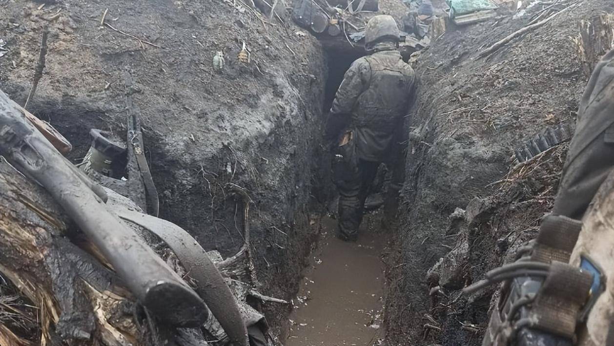 太残忍了!70000人小城俄乌拼死争夺,堑壕战再现士兵如临地狱_巴赫穆特