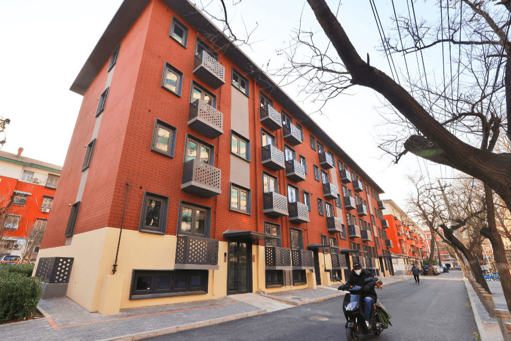 首都功能核心区首个危旧楼房改建试点交房,居民原地住新居_简易楼