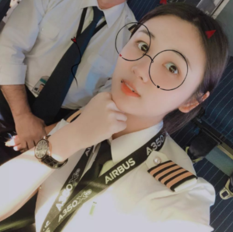 空中霸王花伍倩玉:17岁学会开飞机,26岁成最年轻女机长