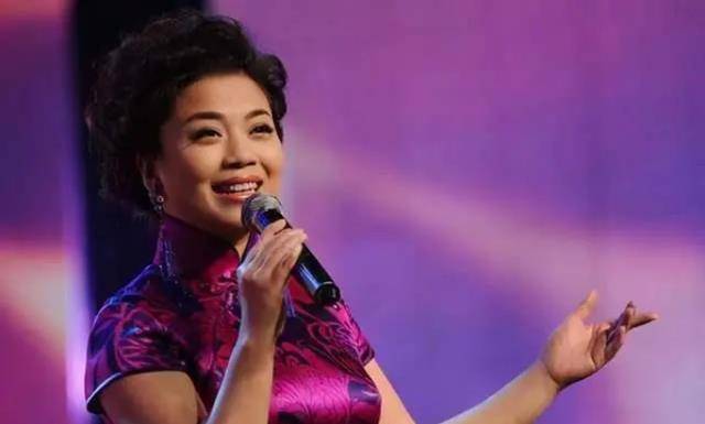 她是女歌手的"女儿",连续25年登上舞台舞台,今52岁仍孤身一人_张也