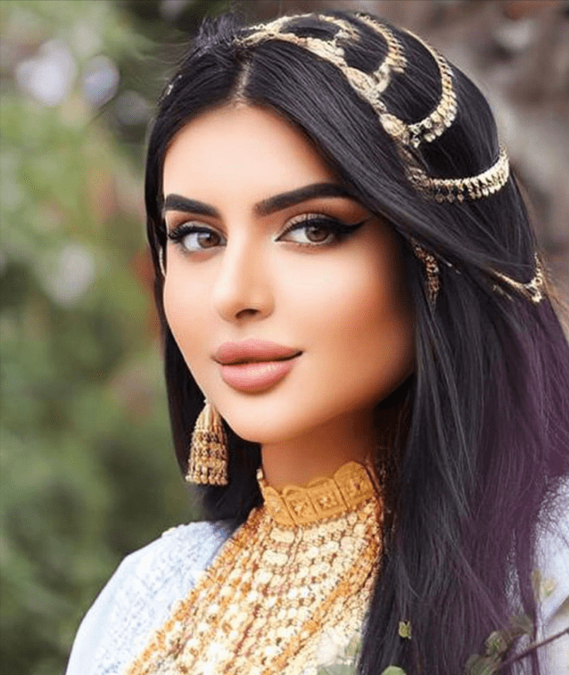 28岁迪拜公主玛哈拉,脖子里挂满了黄金首饰,还化着浓妆太美艳了_漂亮