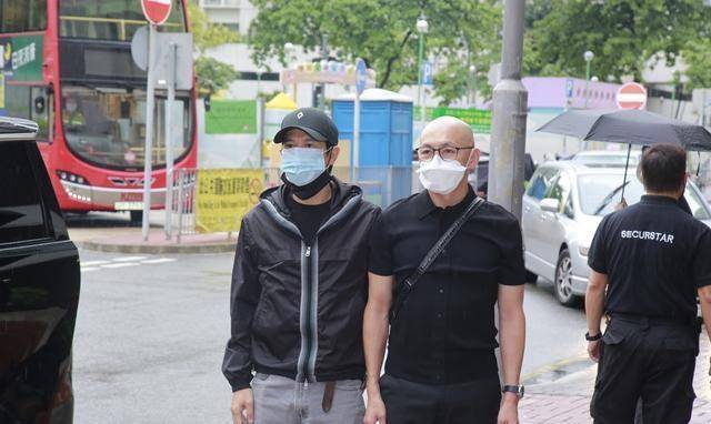 洪金宝拄拐仗到场送别名导演陈木胜,成龙情绪低落,张家辉瘦如纸片人