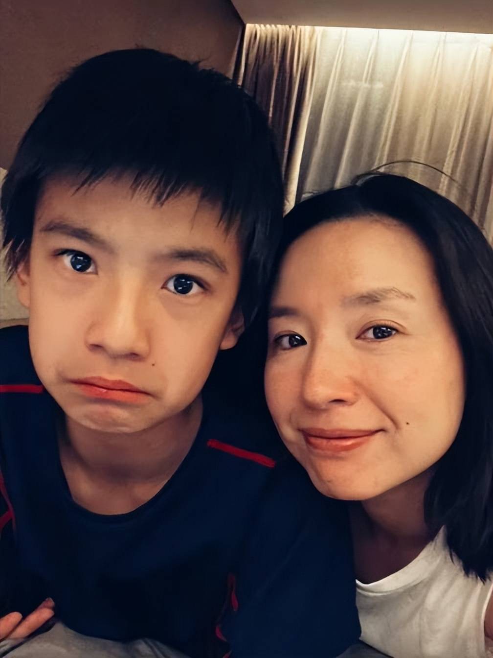 董洁晒儿子近照,13岁顶顶迎来叛逆期!