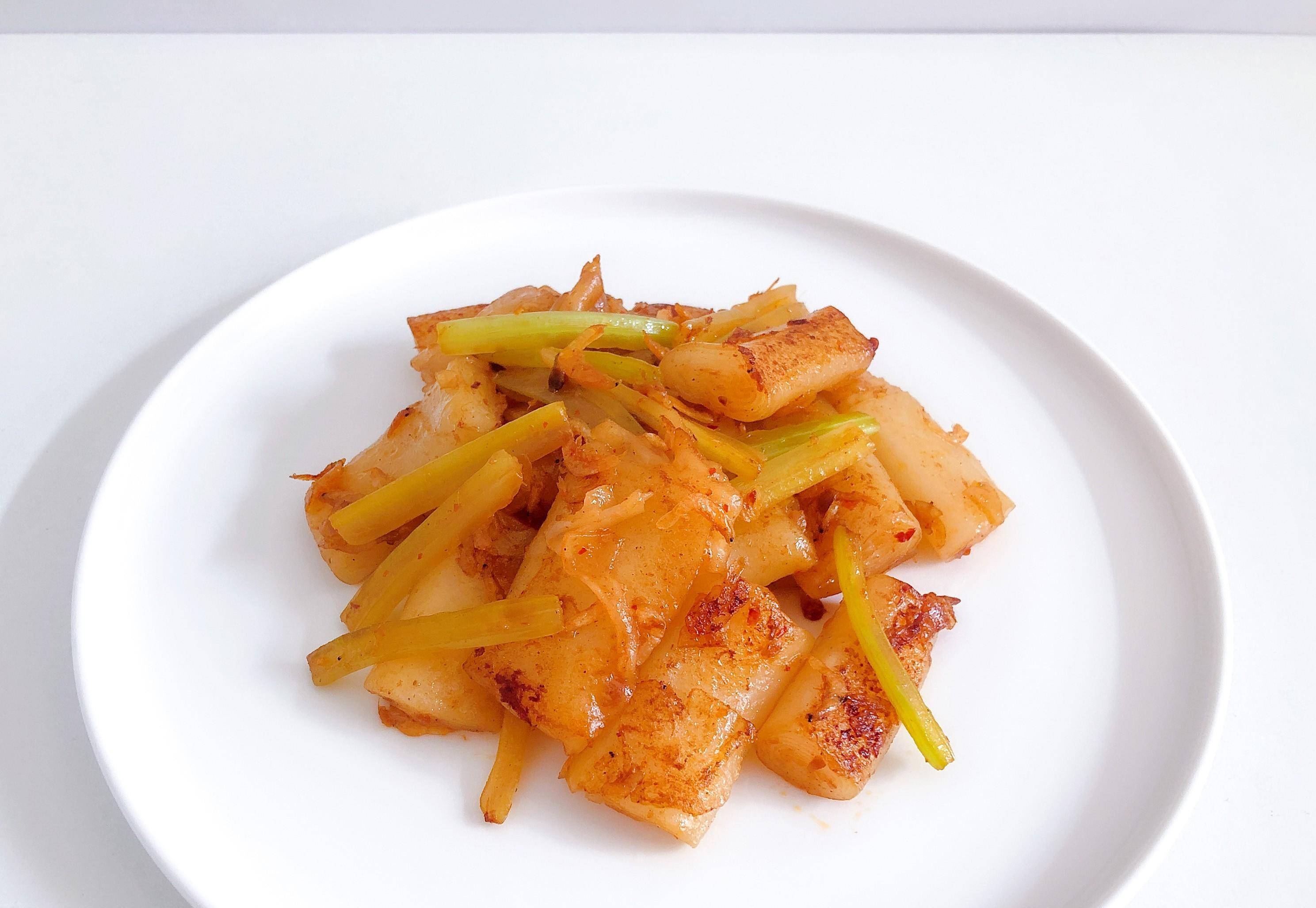 美味猪肠粉不蒸不煮,加一点虾皮简单炒一炒,鲜咸香辣好吃还不贵_美食