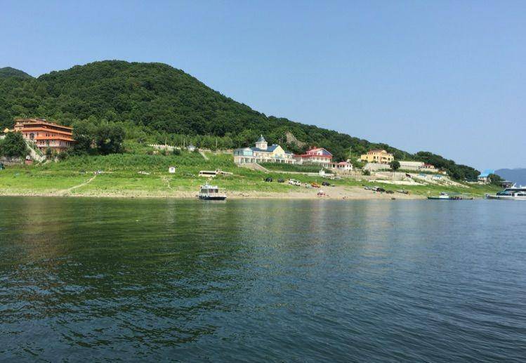 东北松花江上,璀璨明珠松花湖,水回山转中,享水旷美,山峭林幽