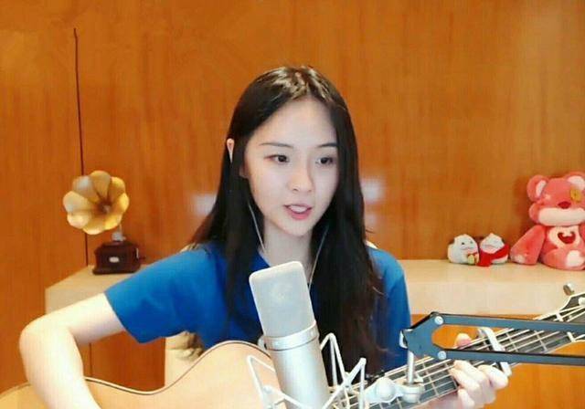 在经历了被称为"照妖镜"一般的斗鱼嘉年华之后,阿冷也曾因为在现场和