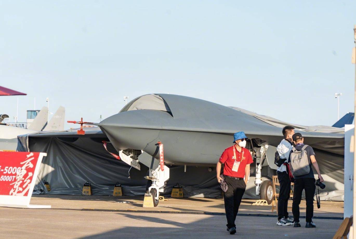 云影—5000t现身,设计布局比肩b2,世界首款隐身无人轰炸机?