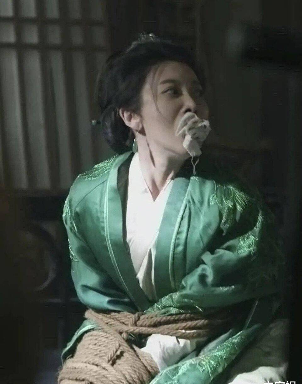 再来对比张译在电视剧里咬的烧饼都要比鞠婧祎被绑架塞的布要大得多