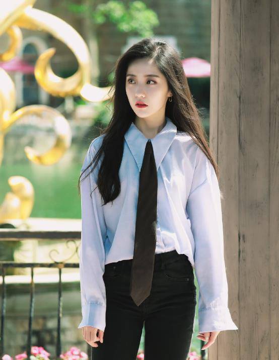 又一霸总剧开机,女主是杨幂力捧小花,看到男主姓名大家乐了_王艺瑾