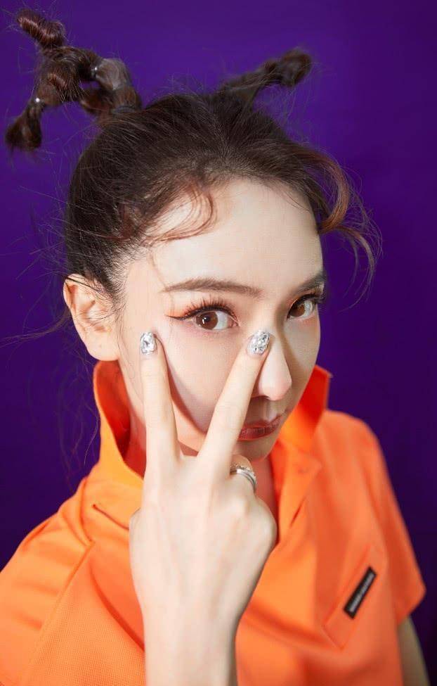 35岁戚薇扮美,就绑4岁小女孩最爱的发型,比lucky还俏皮_时尚_少女_一