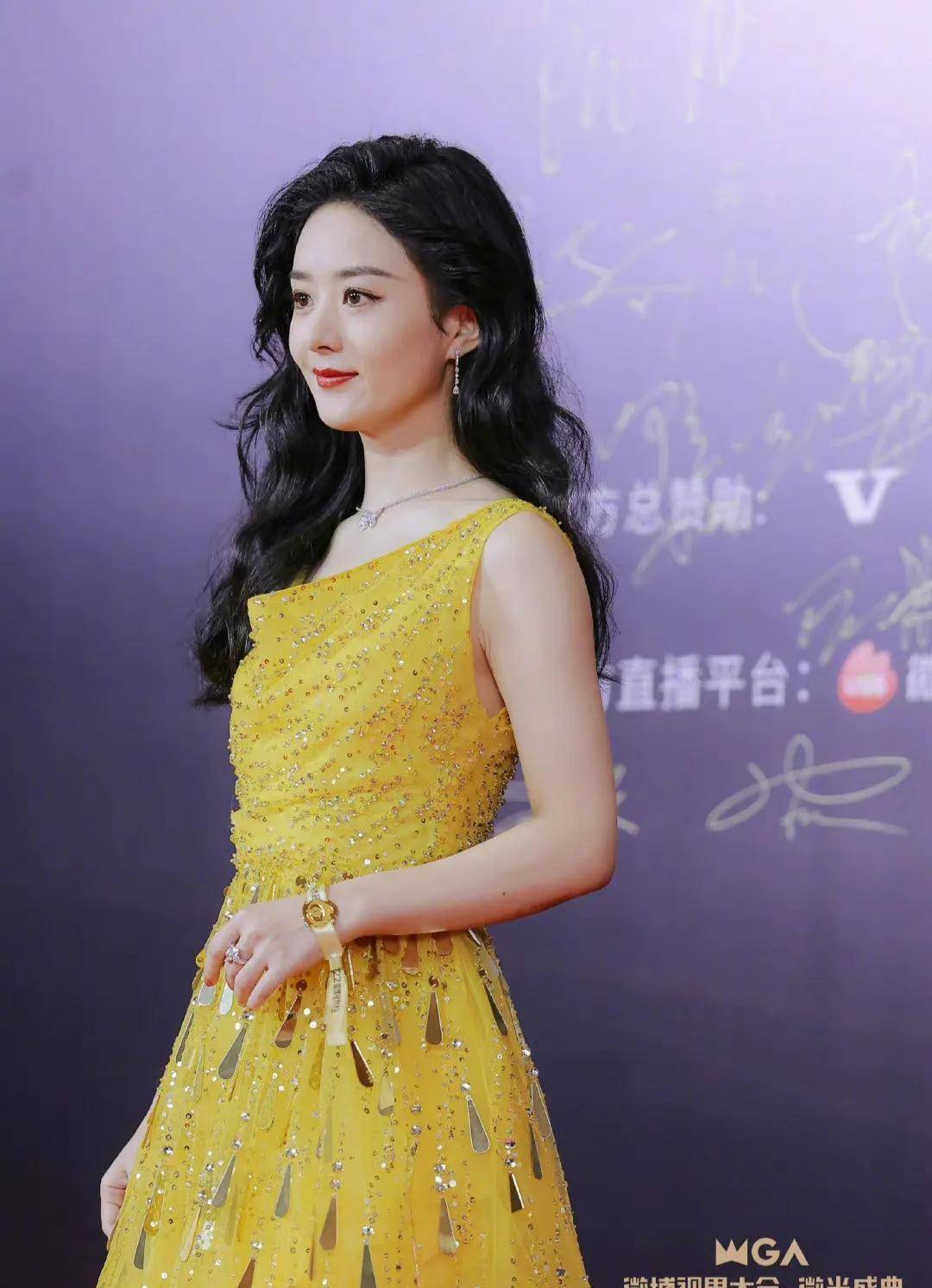 赵丽颖身穿黄色水钻纱裙现身红毯,魅力十足,网友直呼太美了_演技_角色