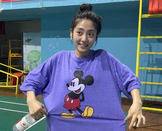 邢菲分享运动照片,素颜出镜状态一目了然,怼脸镜头被粉丝夸赞_锻炼