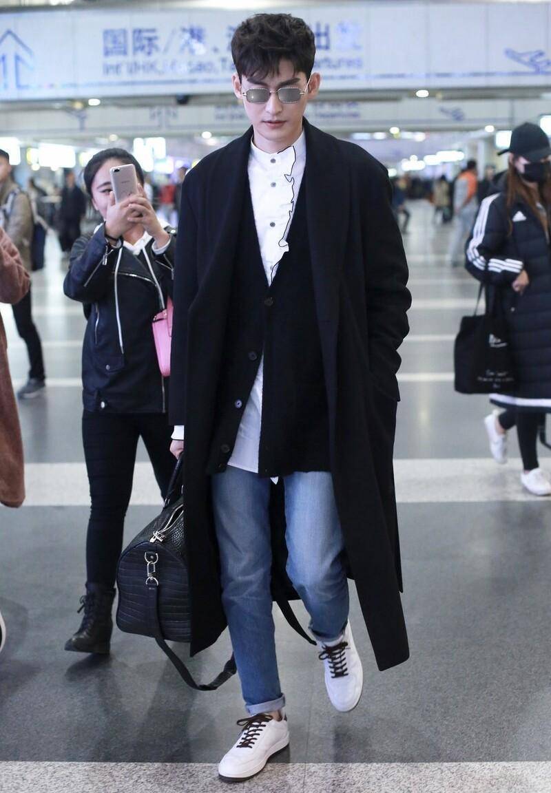 张翰最新机场造型,牛仔衬衫配大衣新颖洒脱,就是这裤子不太友好_高领
