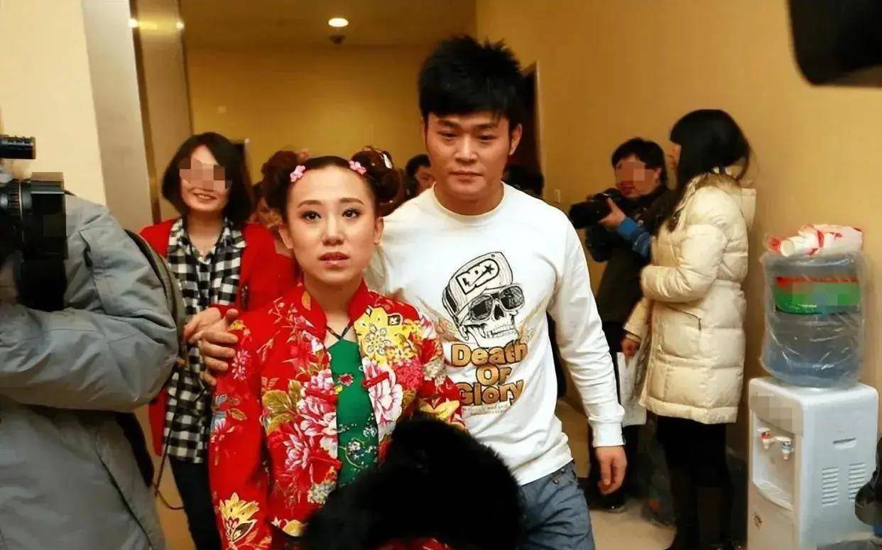 对丫蛋有了解的人都知道,丫蛋和小鹏飞在一起之前曾有过一段婚姻.